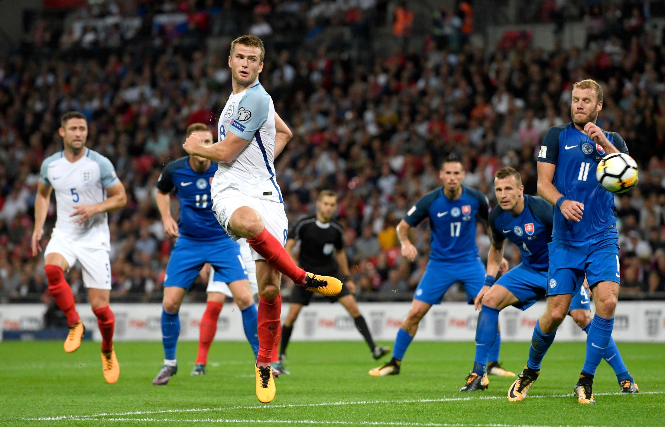 参与欧洲杯活动得奖品！猜猜今天两场比赛的黄牌数.