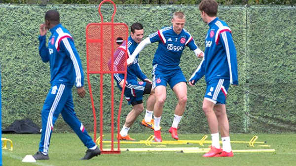 被排除在 被排除在