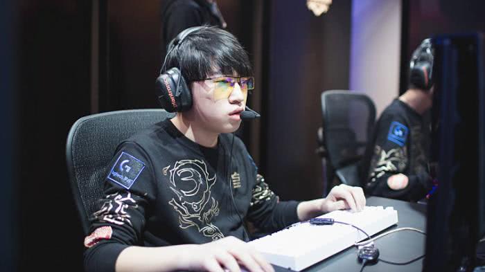 自2003年11月西甲对阵塞维利亚以来，皇马首次开场24分钟内丢3球